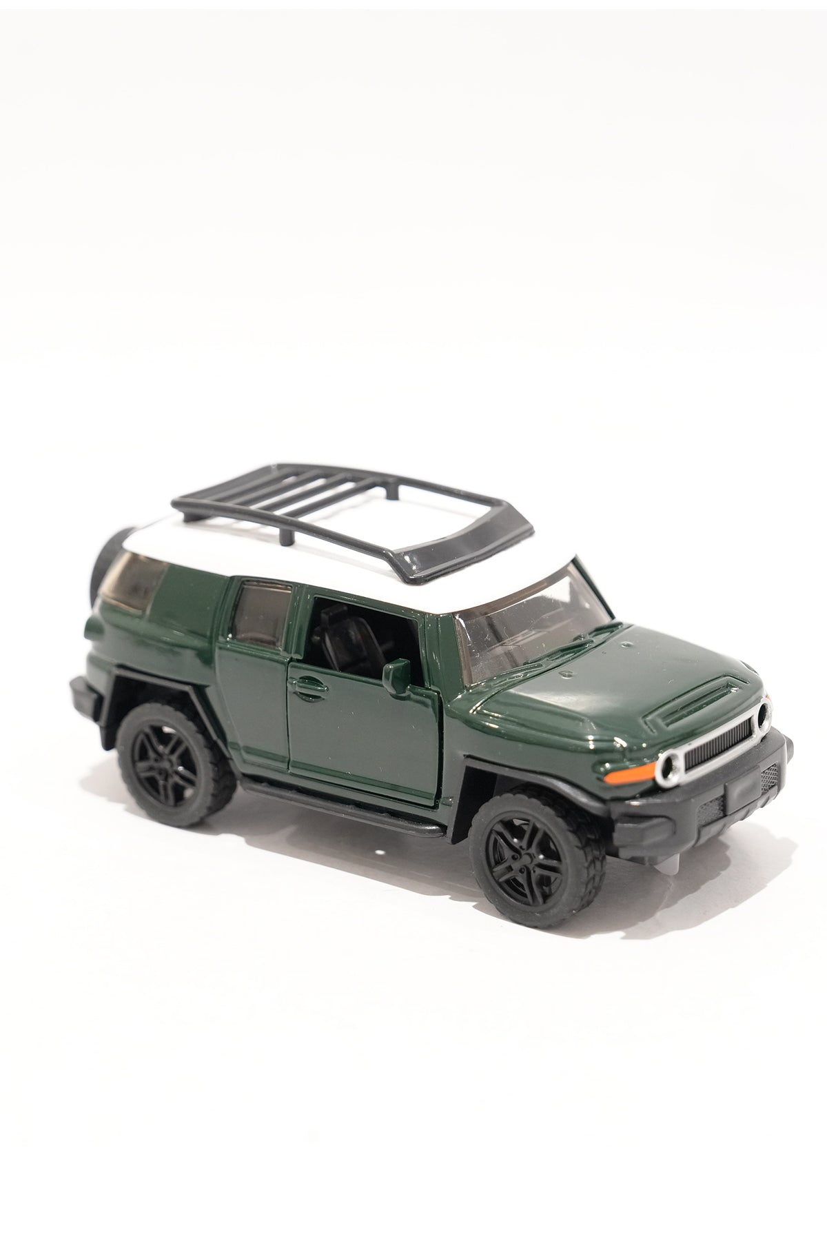 1:64 Tow & Go 2010 Toyota FJ Cruiser w/Camper Trailer