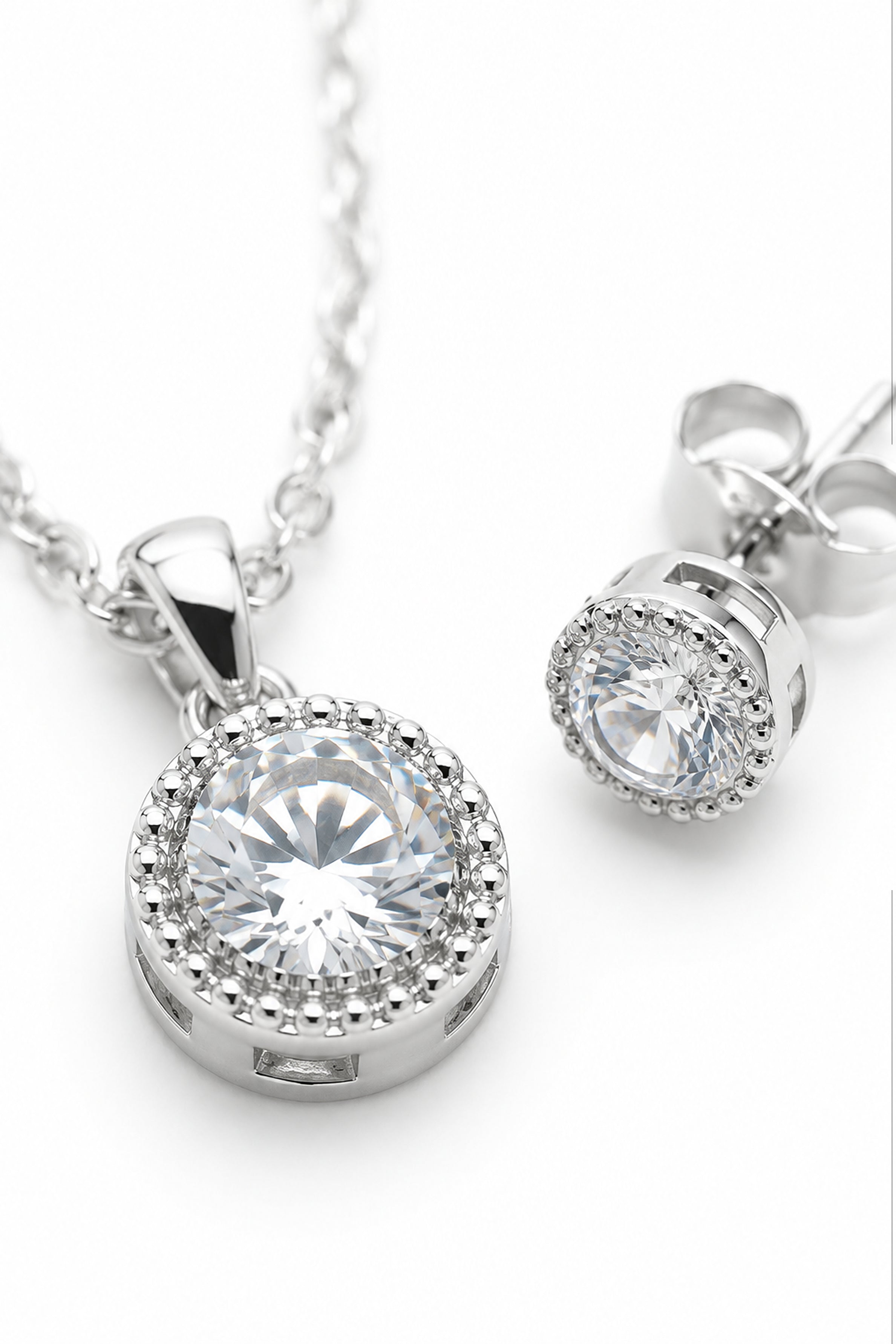 Women’s Elegant Jewellery Set – Chain with Pendant & Earrings