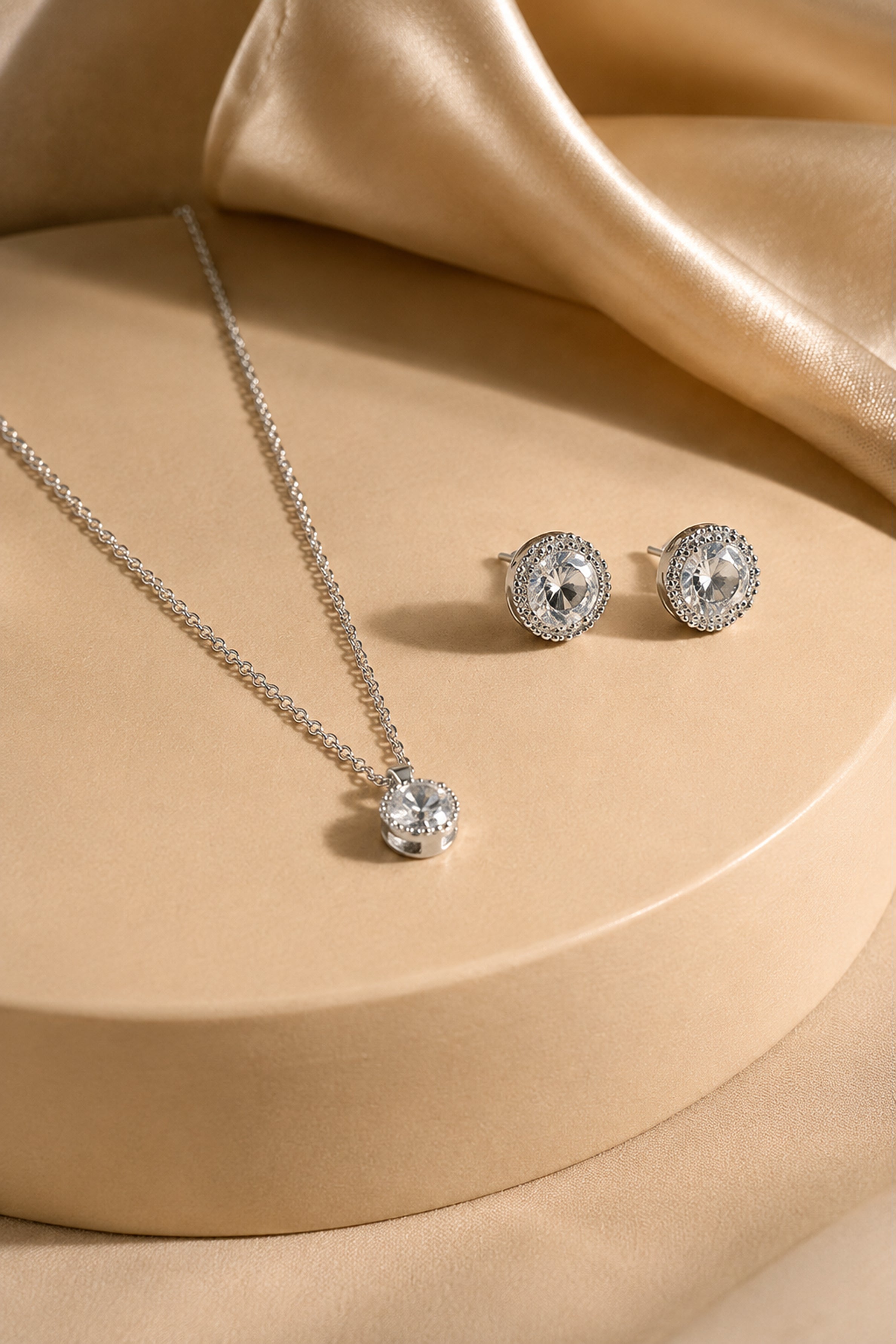 Women’s Elegant Jewellery Set – Chain with Pendant & Earrings