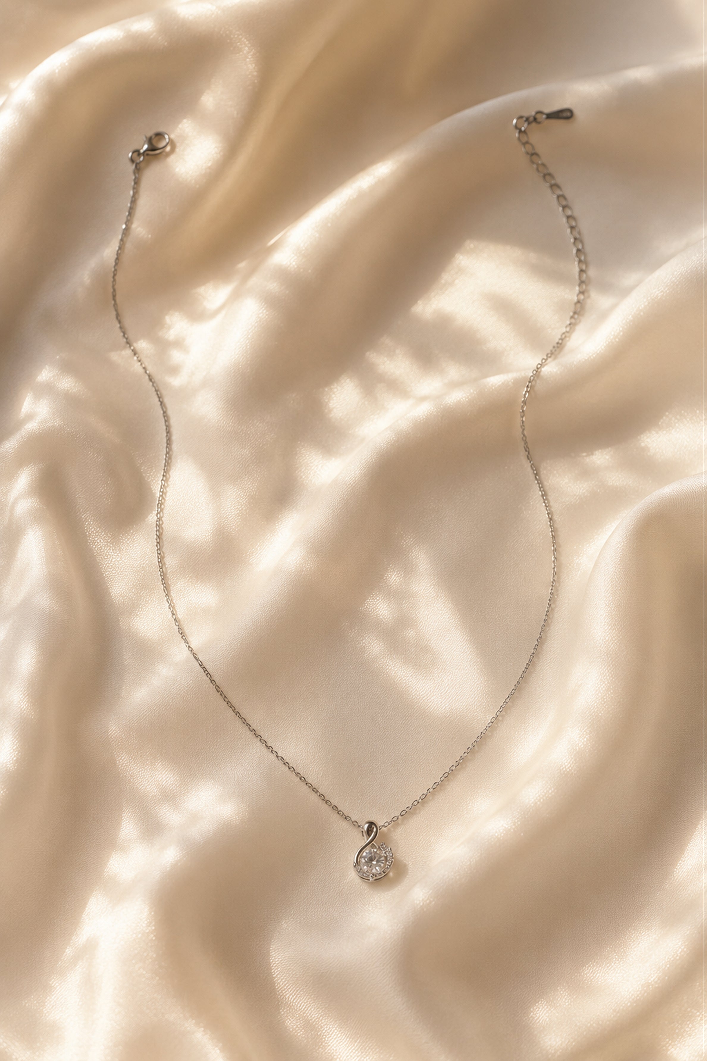 Women's Elegant Jewellery Chain with Pendant
