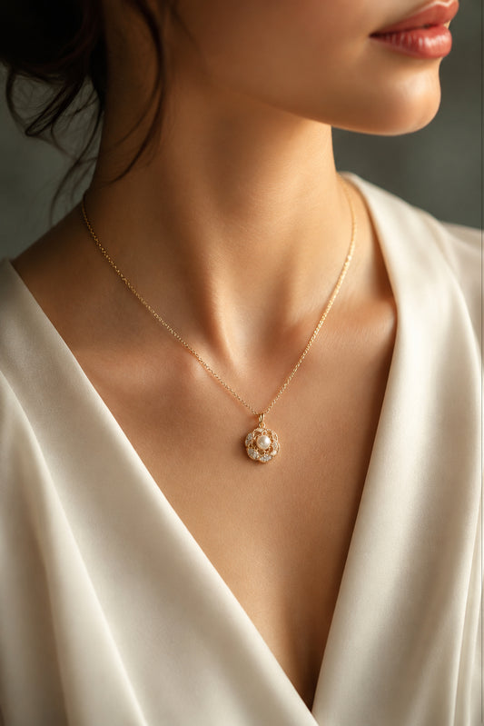 MOONSTONE women's delicate jewellery chain necklace with elegant pendant